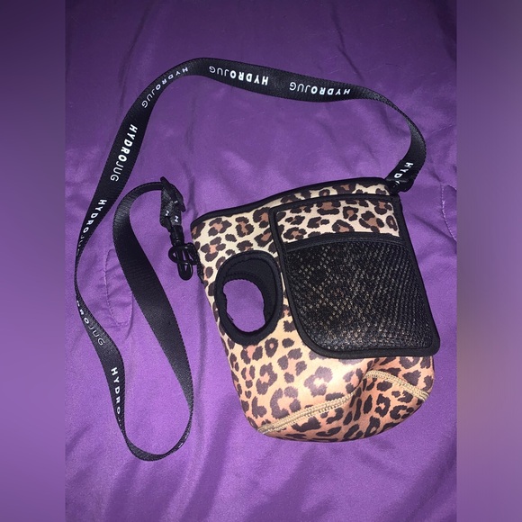 HydroJug leopard carrying sleeve. - Picture 3 of 5